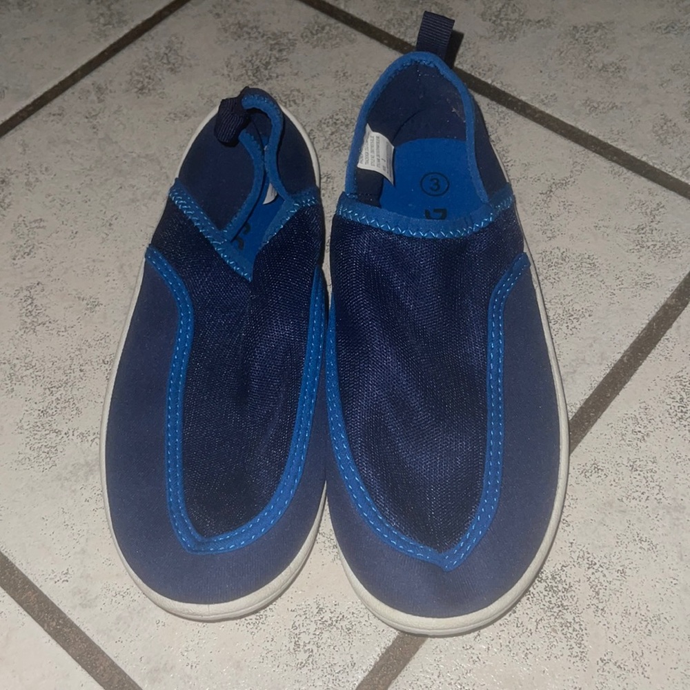 Blue water shoes boys size 3Y like new